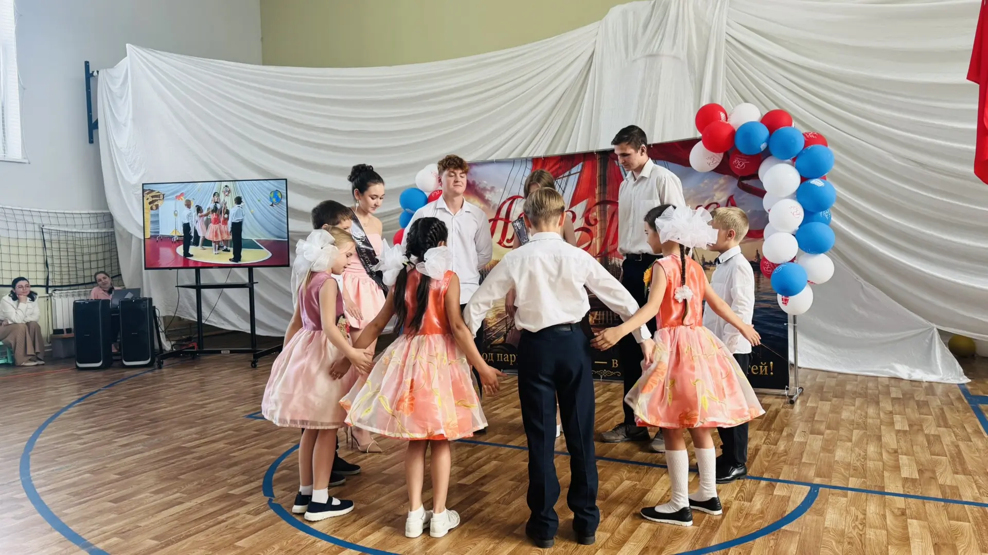 🎓 Прощай, школа! В добрый путь, наши одиннадцатиклассники! 🎓

27 июня для нашей Первой Шатурской с