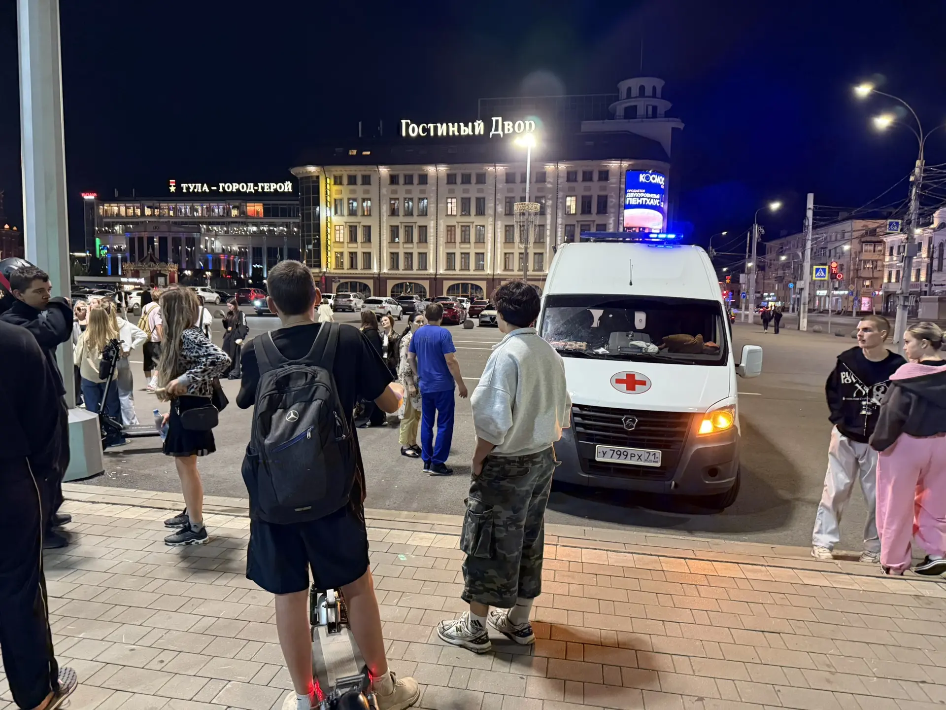 Вместе с зумером-питбайкером была девушка. Она выпала с байка во время удара о дорожные...