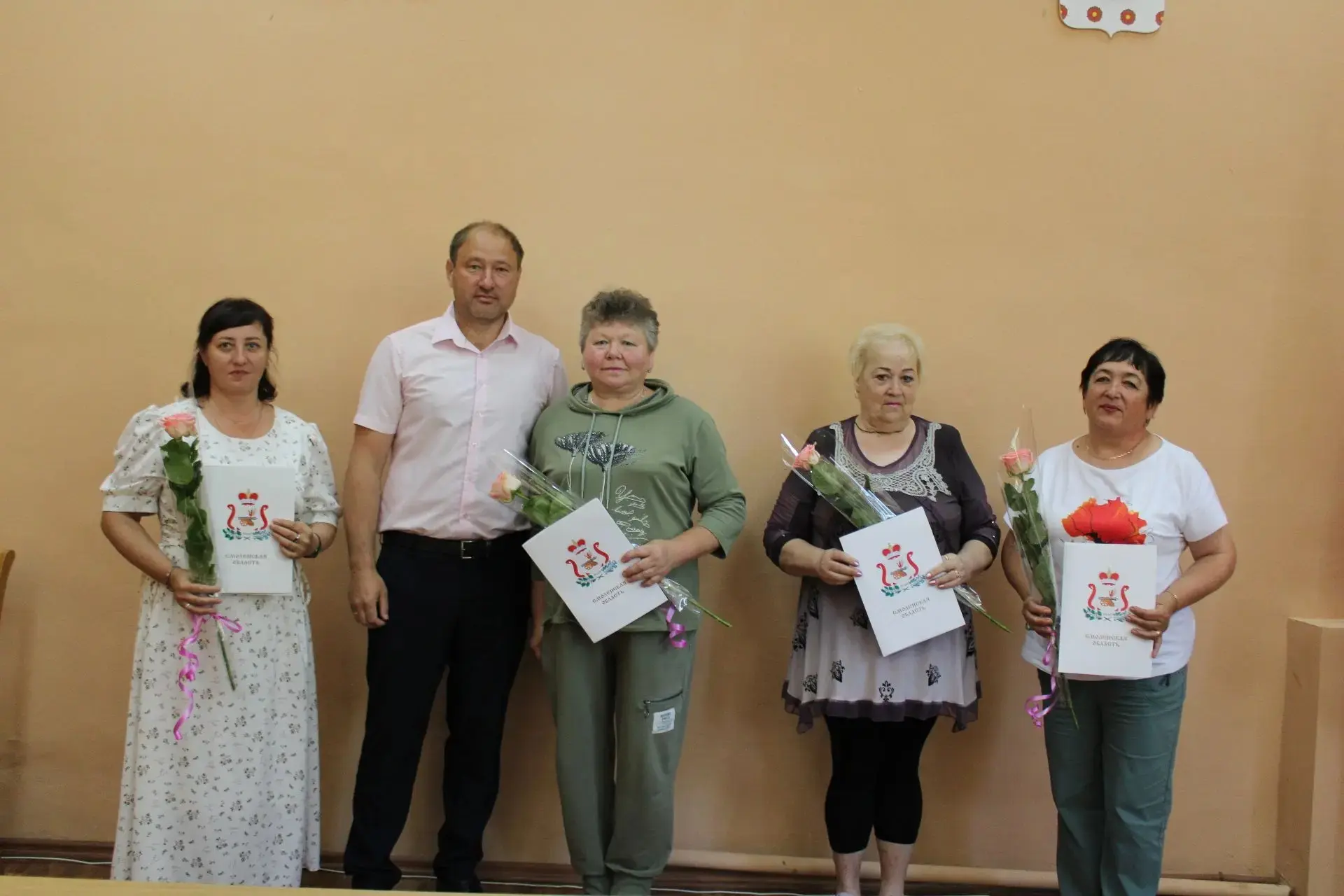 💐В канун Дня соцработника поздравил Духовщинских сотрудников соцслужбы, делающих мир л...