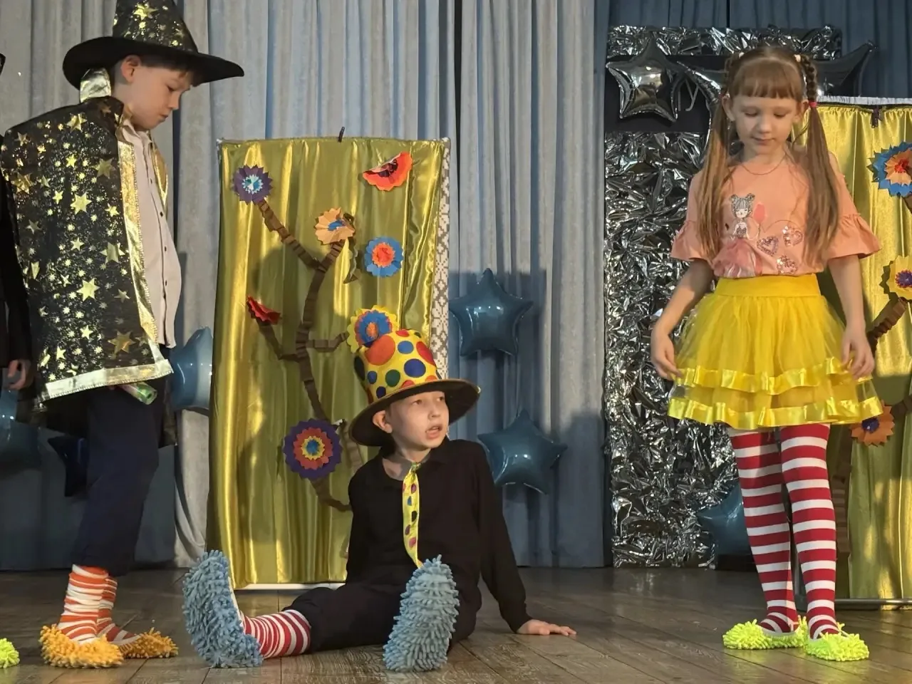 🎭✨ Спектакль «Незнайка и его друзья»✨🎭  Сегодня в нашем актовом зале царила настоящая атмосфера праз