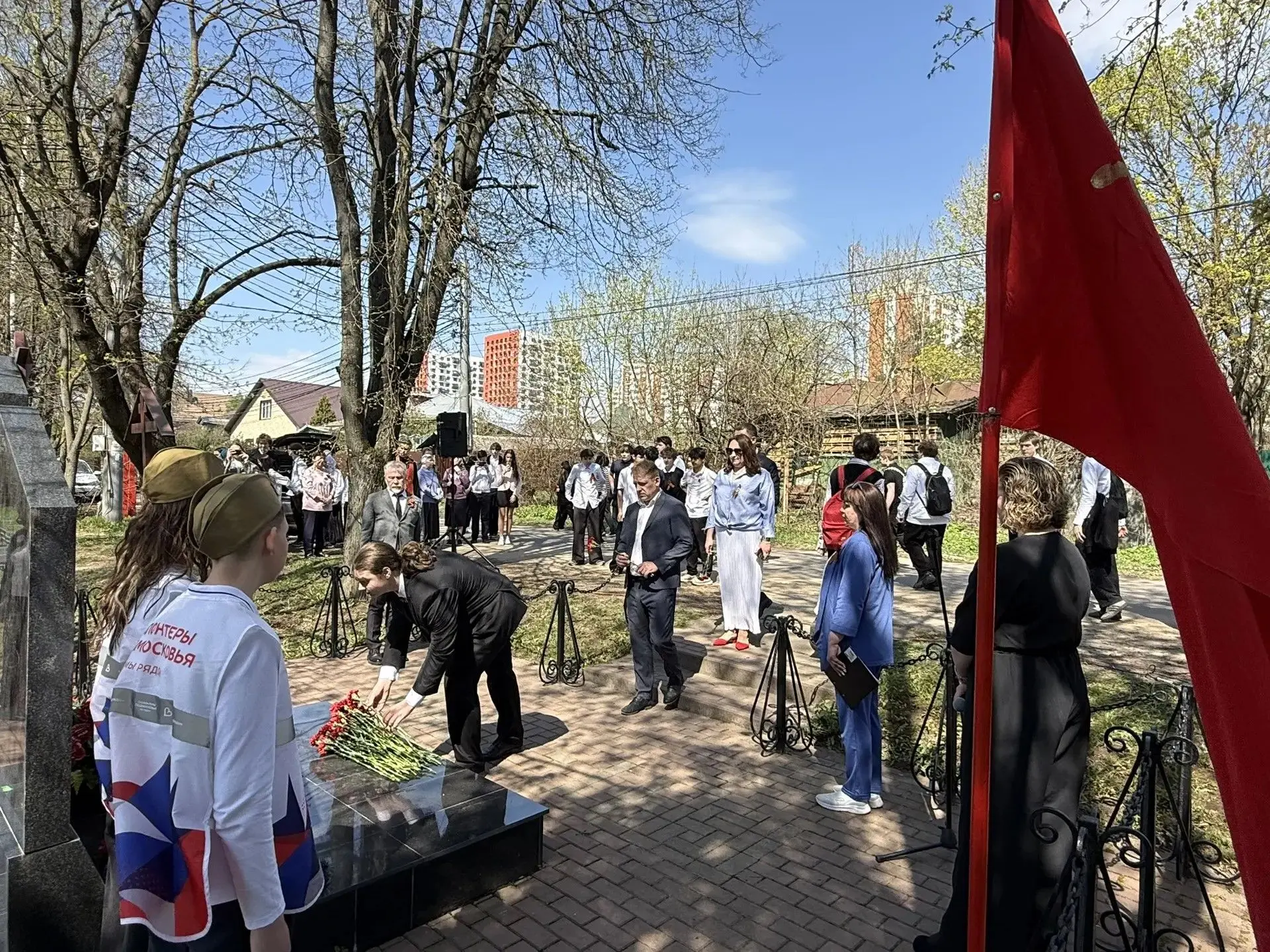 5 мая обучающиеся МАОУ «ОЦ «Лидер» приняли участие в торжественном митинге у Памятника жителям дерев
