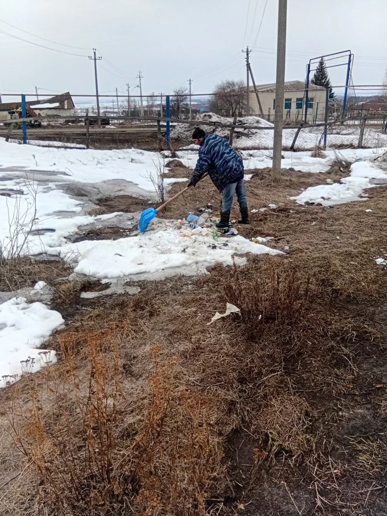В Липовском МО ведется уборка территорий вокруг мусорных контейнеров.