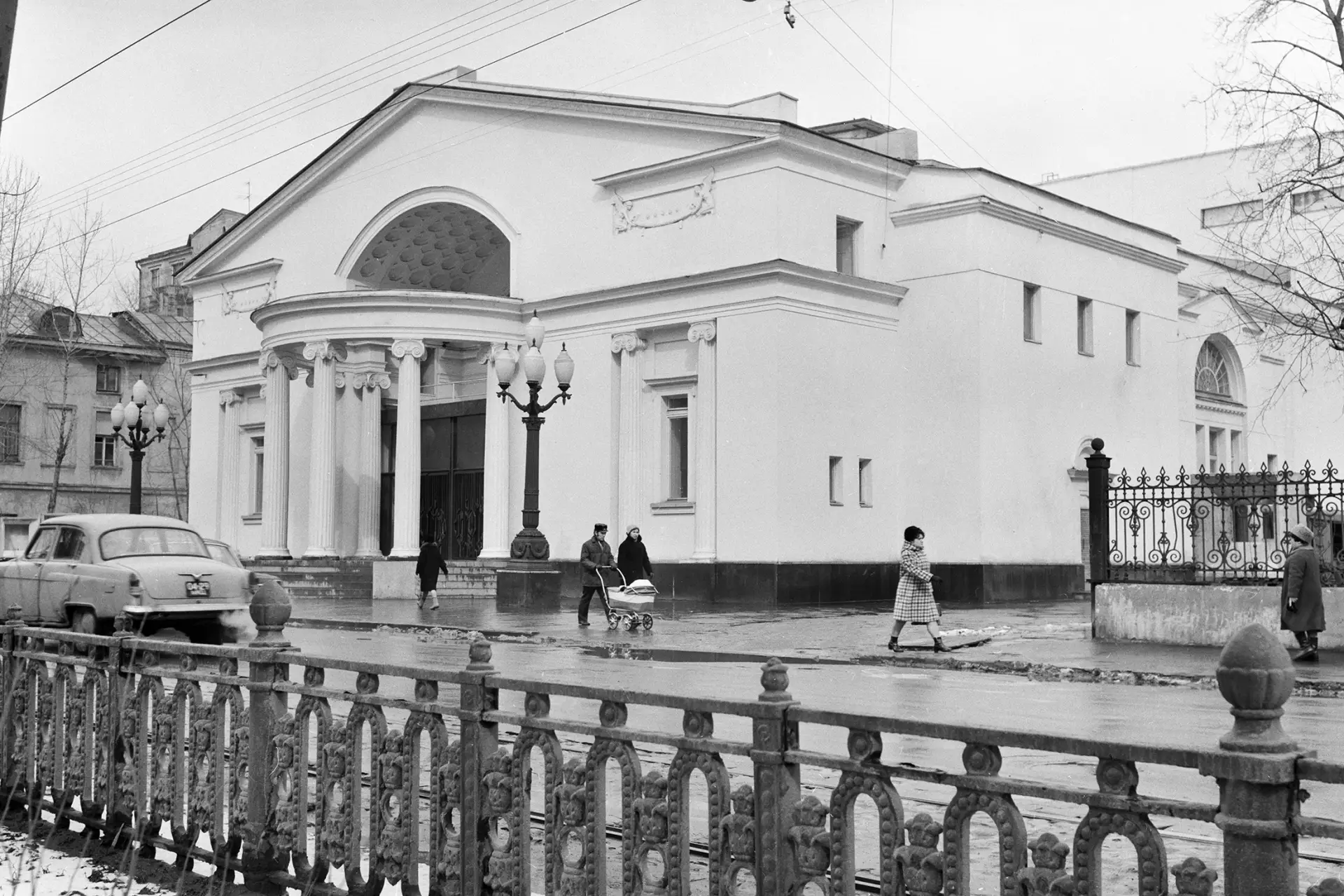 Здание "Современник", расположенное на Чистопрудном бульваре, было открыто лишь в 1974 году. Архитек