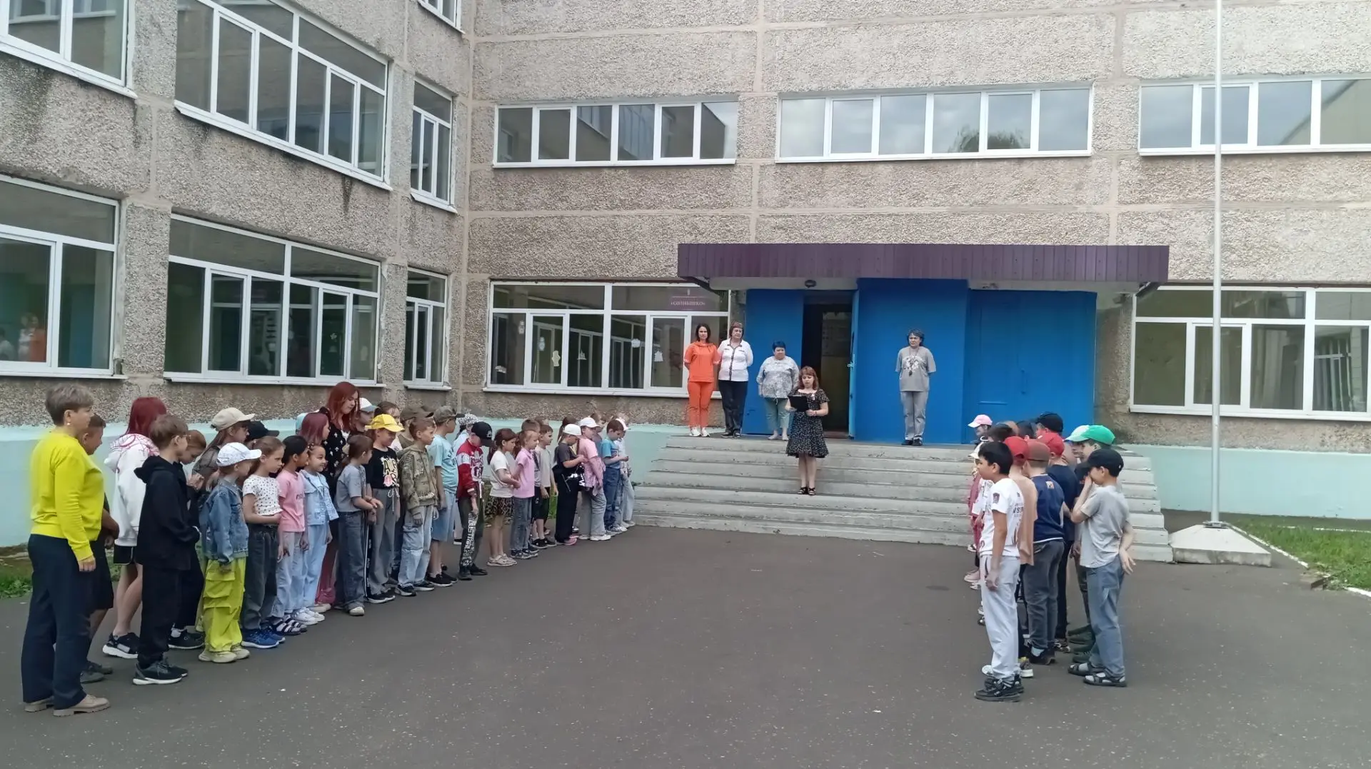 Сегодня в пришкольном лагере «Солнышко» (МОУ «СОШ №3», здание 1) прошло мероприятие, посвящённое Дню