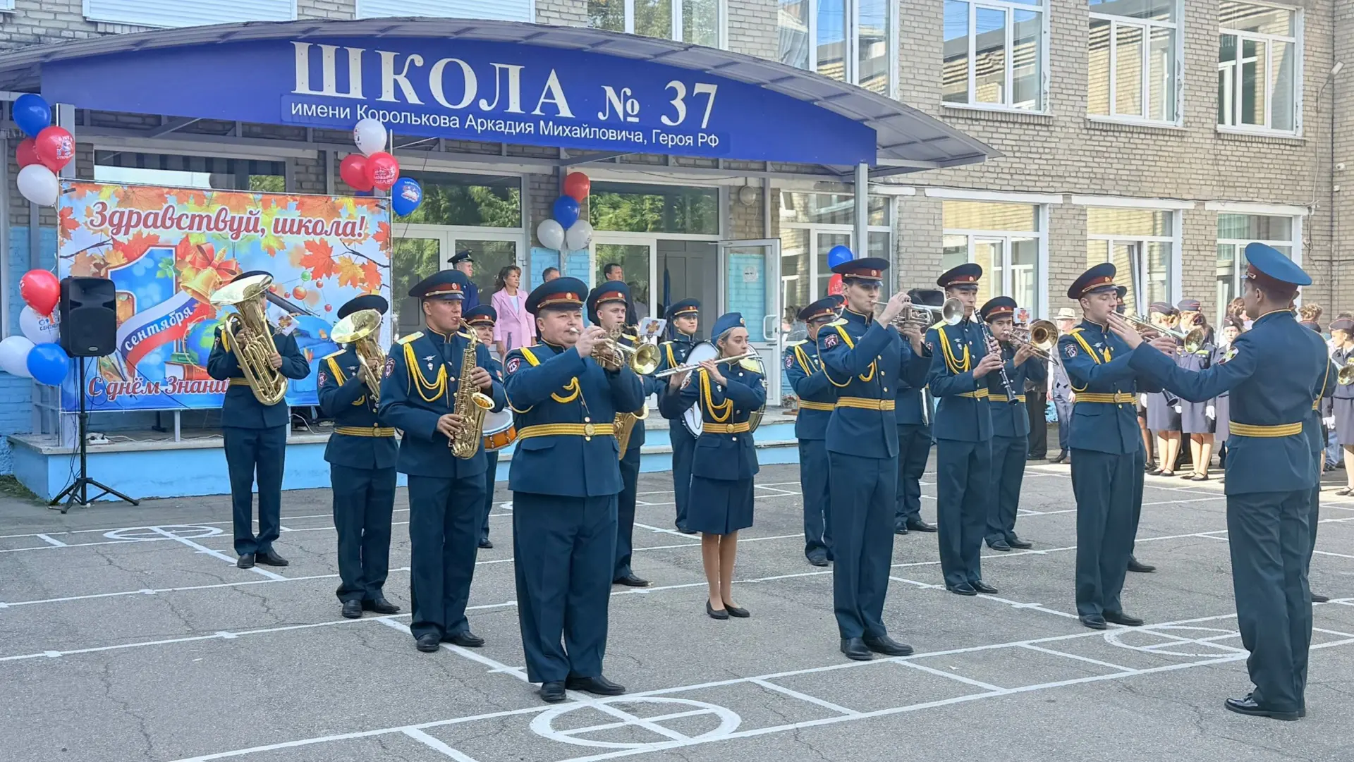 В 37-й школе прошли две торжественные линейки в честь Дня знаний. Первая линейка состоя...