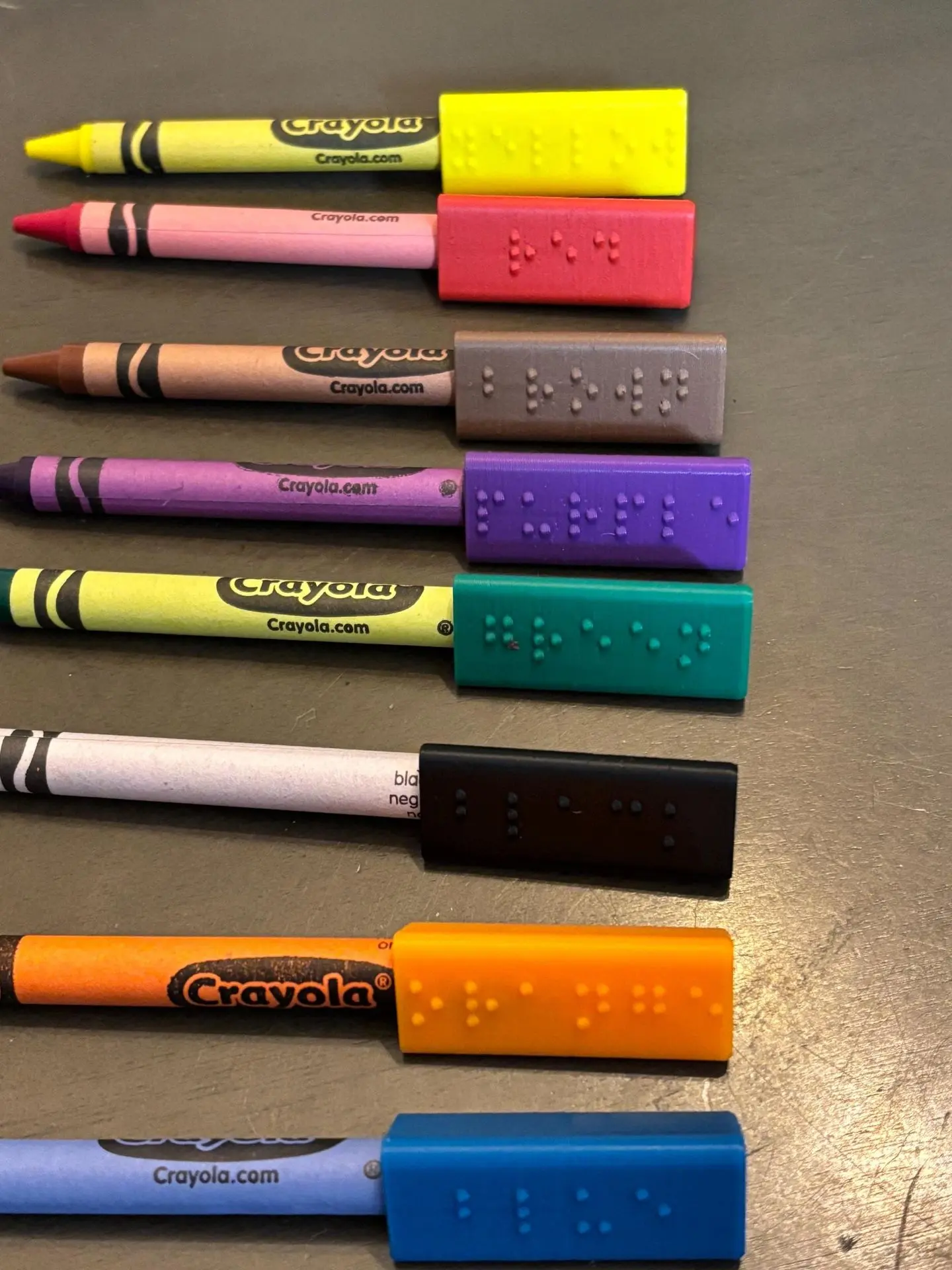 Цветные колпачки/держатели для мелков/фломастеров Crayola с обозначением цвета шрифтом Брайля.

#тиф