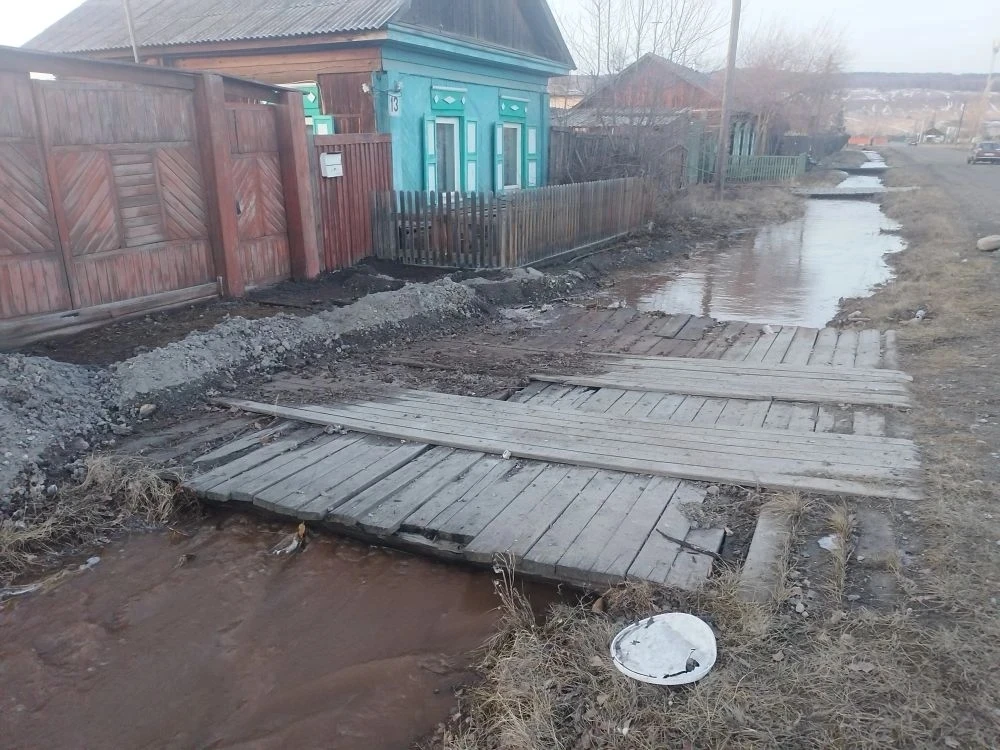 А если без шуток, то и в Качугском муниципальном округе в минувшую пятницу началась борьба с талыми 