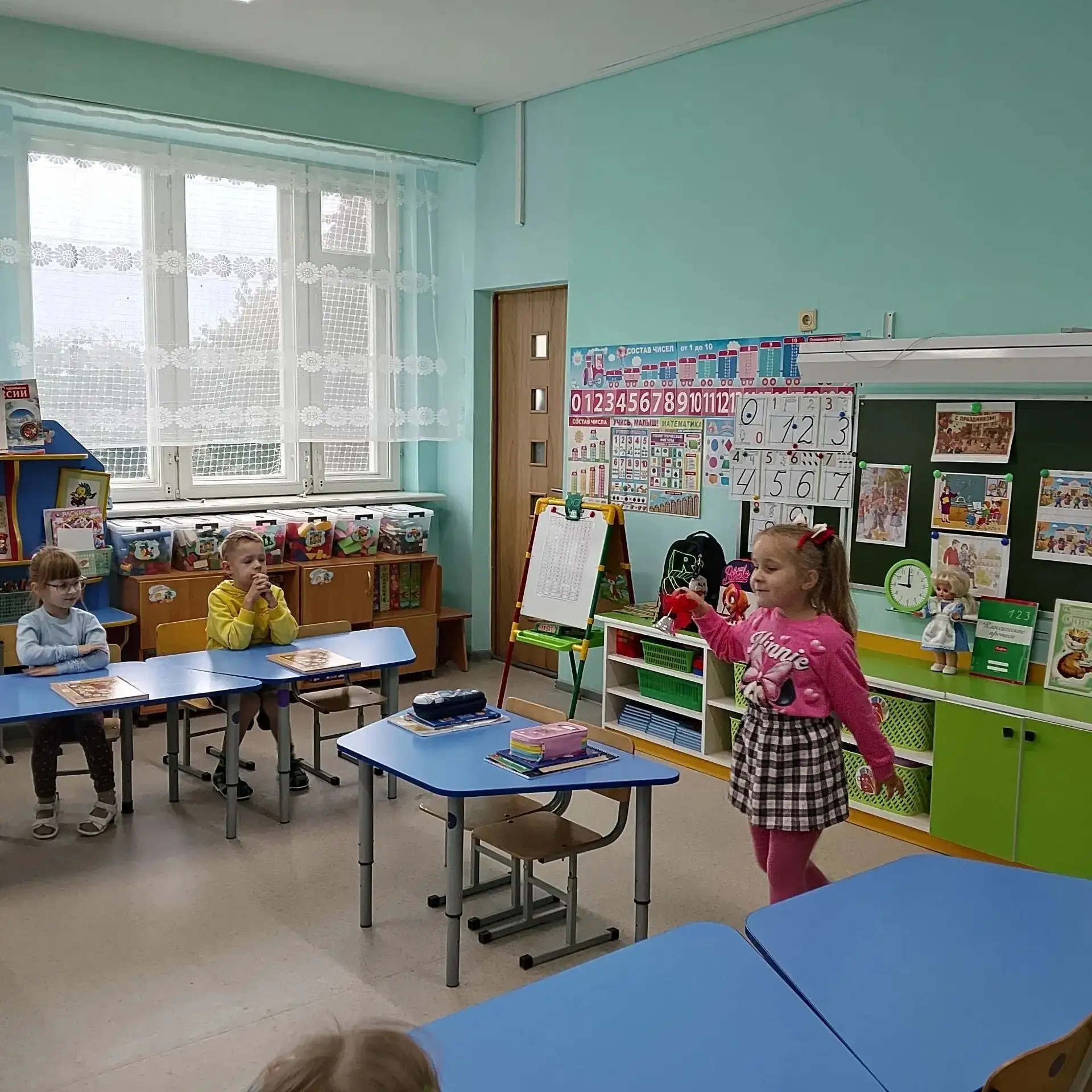 Сегодня в нашем детском саду мы отмечаем праздник посвящённый Дню учителя. Маленькие во...