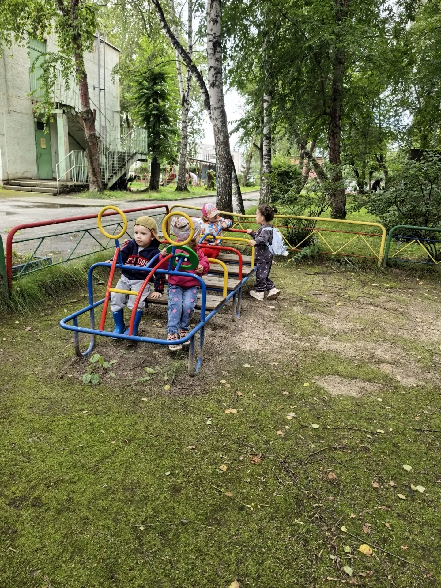 Летняя прогулка — это отличная возможность полюбоваться красотой природы и поиграть на солнышке! ☀️
