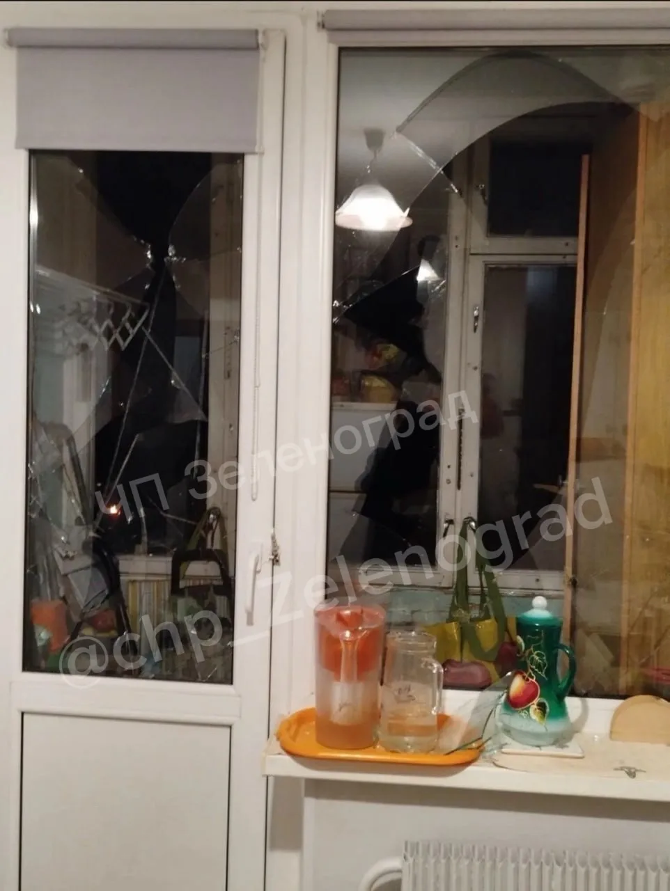 🤯 Житель корпуса 1106 сделал снимки последствий ударной волны в своей квартире после н...