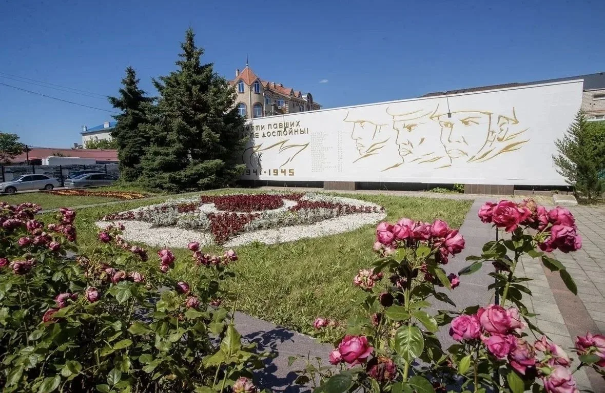 🌸 Анапа расцветает: город украшают цветами 
 
В Анапе продолжается масштабная работа по озеленению 