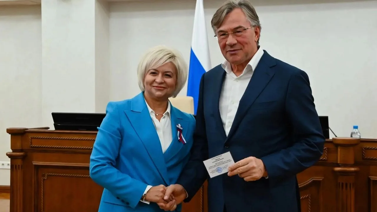 Председатель избиркома Алтайского края вручила удостоверения депутатам АКЗС