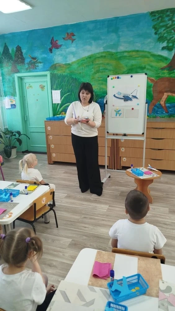 ✂️Аппликация в средней группе на тему:"Летящие самолёты"🛩️