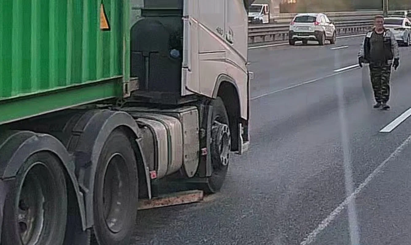 Вчера на внутреннем КАД врайоне Янино бампер отвалился на ходу у грузовика.
