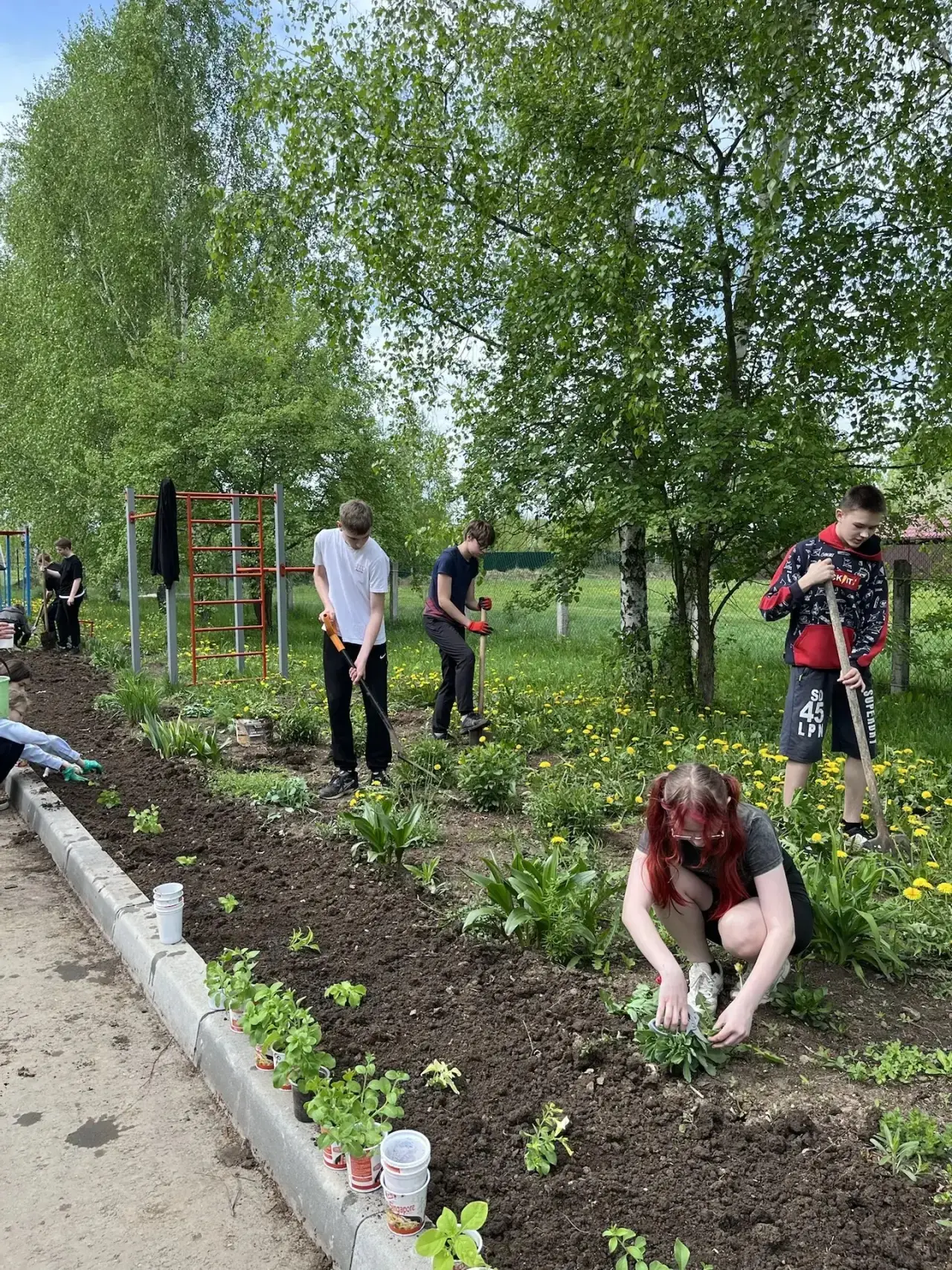 🌷 Сегодня наши 6, 8 и 9 классы дружно вышли на улицу, чтобы сделать школьный двор ярче и уютнее!
Ре
