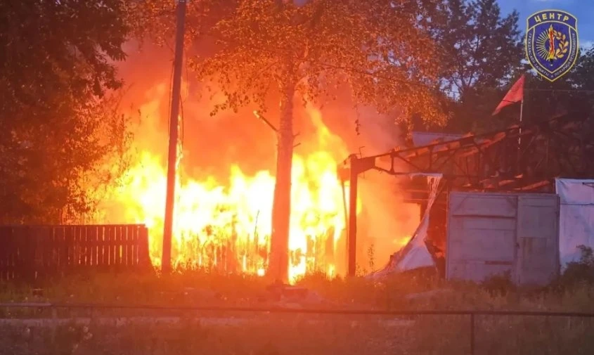 🚒 Пожарные спасли жилой дом во время возгорания в Селемджинском районе

Утром 15 июня в поселке Фев