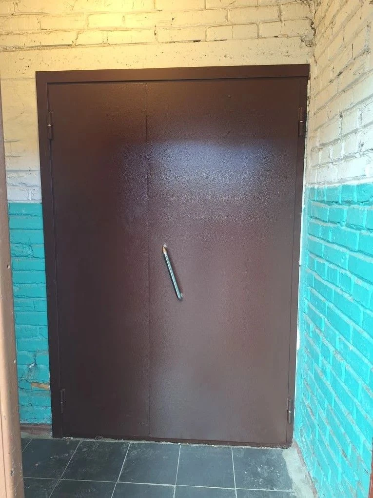 🚪ООО «УК Сейм» выполнены работы по замене тамбурной двери в многоквартирном жилом доме, расположенн