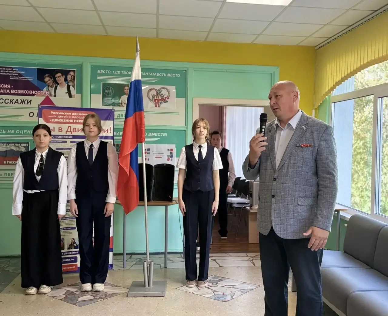 Ветеран СВО вручил паспорта пензенским школьникам