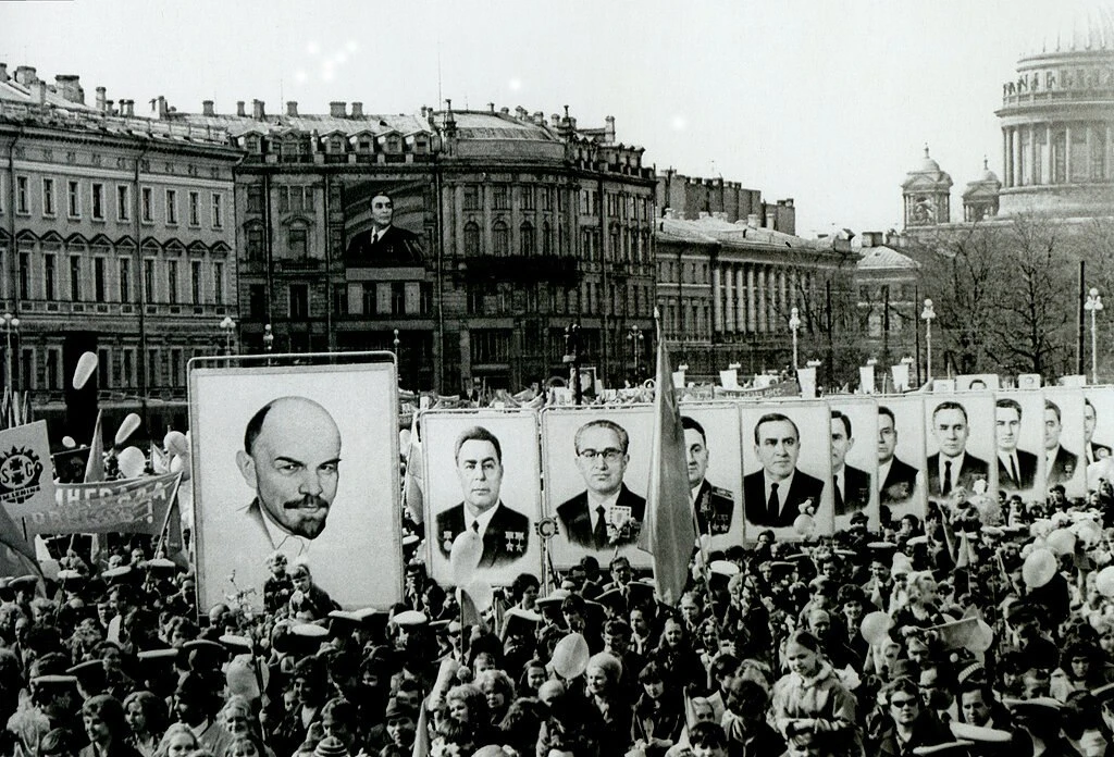 🎈 «Мир! Труд! Май!». Дворцовая площадь, 1975 год

Дворцовая площадь превращена в плотное море людей