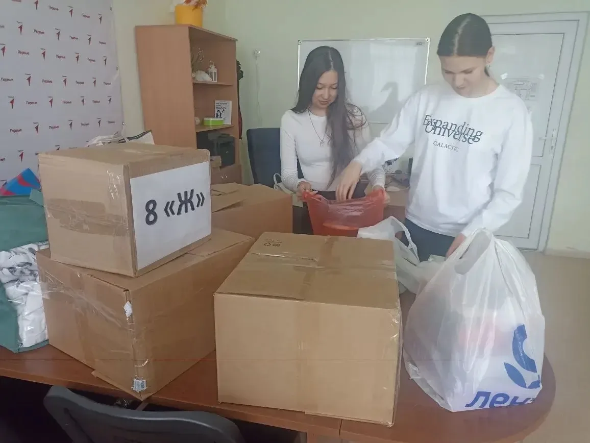 В нашей школе была организована благотворительная акция "Посылка солдату". Это патриотическая инициа