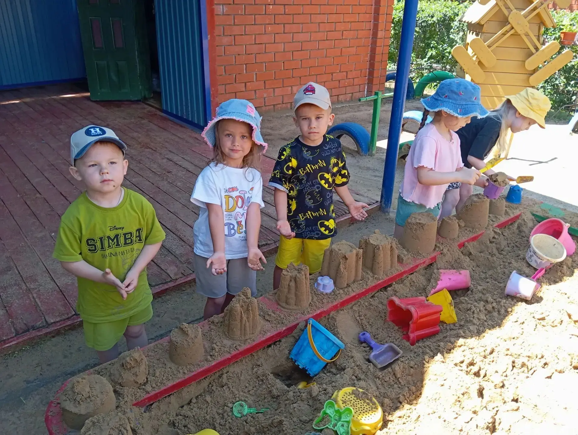 🎉 2 июля — День песка! 🎉

Песок — это не просто горстка крупинок, а целый мир открытий для малышей