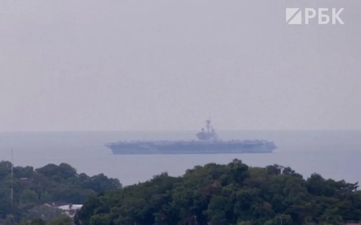 Авианосец класса «Нимиц» USS George HW Bush, флагман авианосной ударной группы, и эсмин...