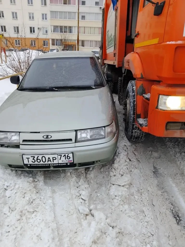 Продолжаем рублику «Кто прав и кто виноват». При свободном проезде мусоровоз передвигается по маршру
