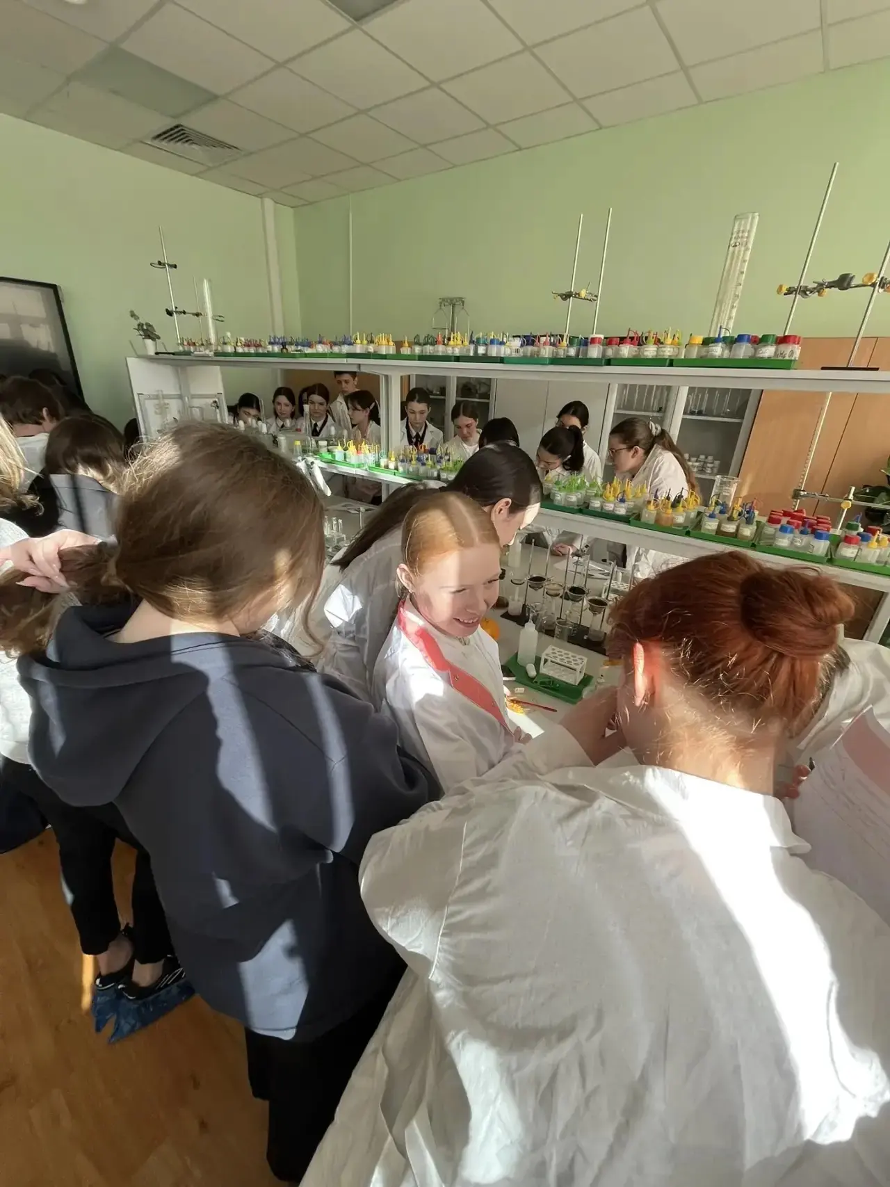 17.03 9 и 10 классы посетили мероприятие « Ароматные приключения» на базе школы 403. Учащиеся познак