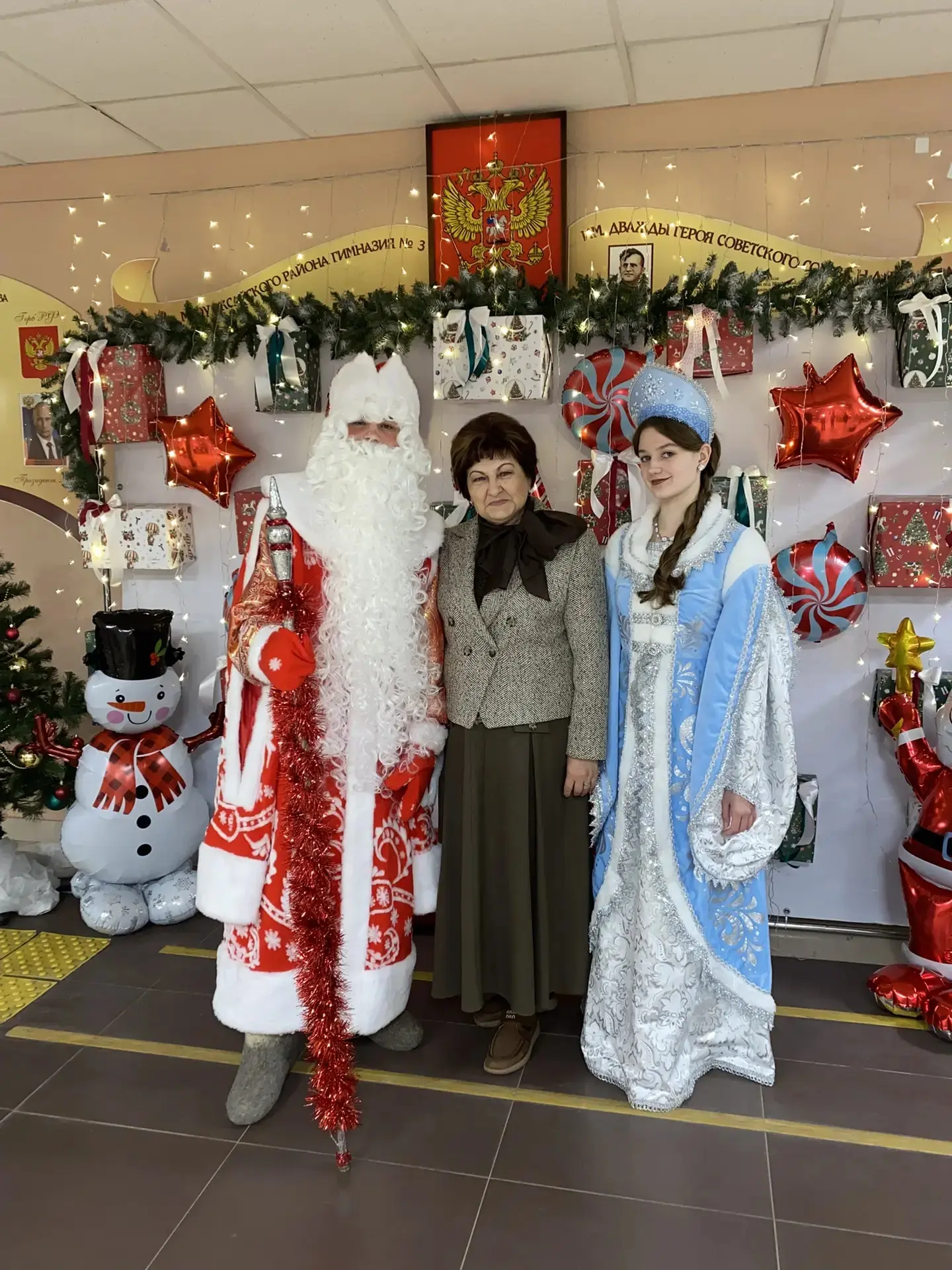 🎉❄️ Утро волшебства в гимназии! 🎅🌟  Сегодня утром в гимназии произошло нечто удивительное! Ученики б
