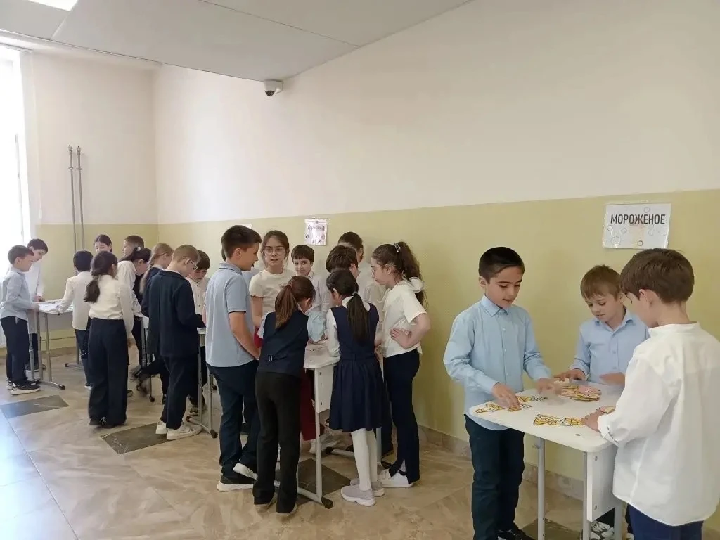 В рамках проведения недели начальной школы в день математики учащиеся  3 «з» класса во время перемен