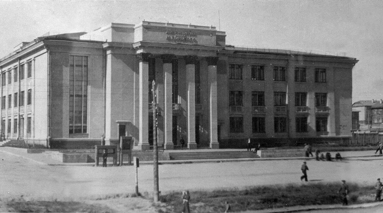 В Магадане на улице Сталина 5 октября 1941 года состоялось торжественное открытие Дома ...