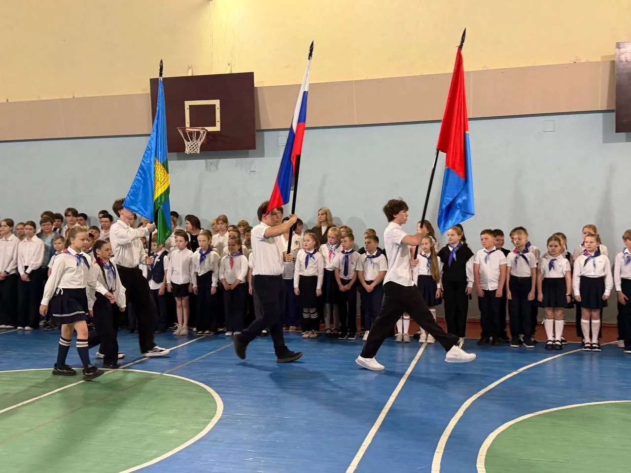 📚🇷🇺 Сегодня в нашей школе прошла общешкольная линейка!  Учащиеся вместе с педагогами и членами админ