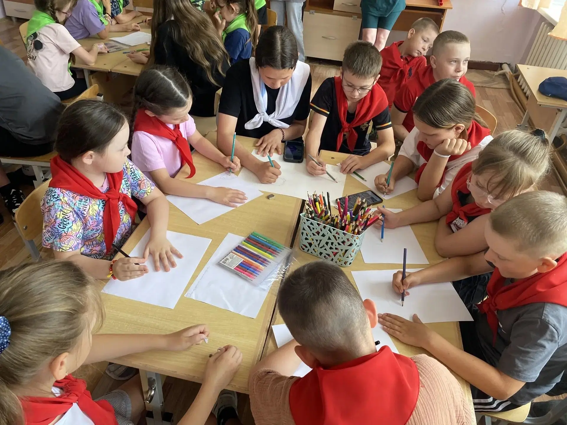 День 15: «Первооткрыватели лета» учатся главному навыку XXI века!
Миссия «Расскажи о главном!» приве