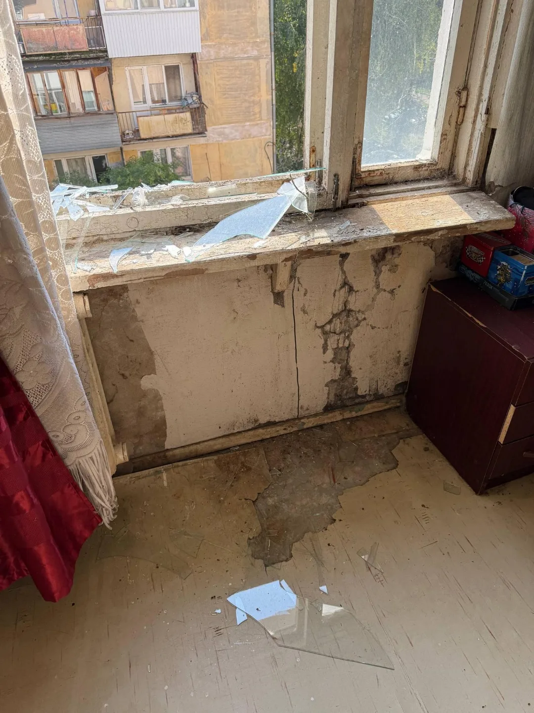 В Самаре жители дома на улице Липяговской просят установить окна, которые выбило при ат...