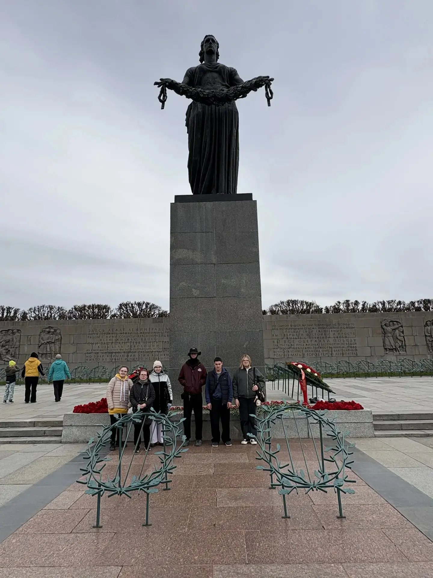 На Пискарёвском кладбище в Санкт-Петербурге регулярно проходят торжественные церемонии возложения цв