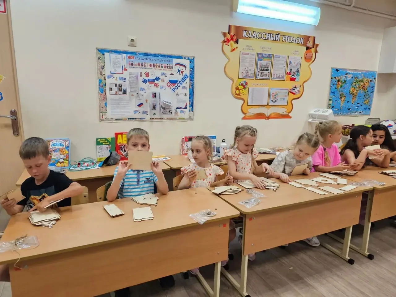 После обеда 2 отряд погрузился в ,,мир творчества". 
Идёт мастер-класс по изготовлению скворечников.