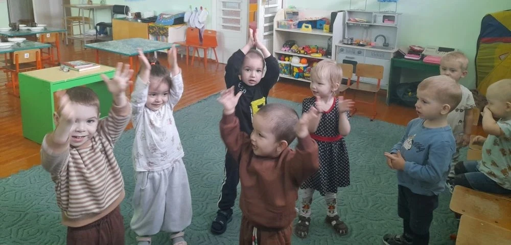 Утренняя зарядка в детском саду очень важная часть режима. Дети второй младшей  группы ...