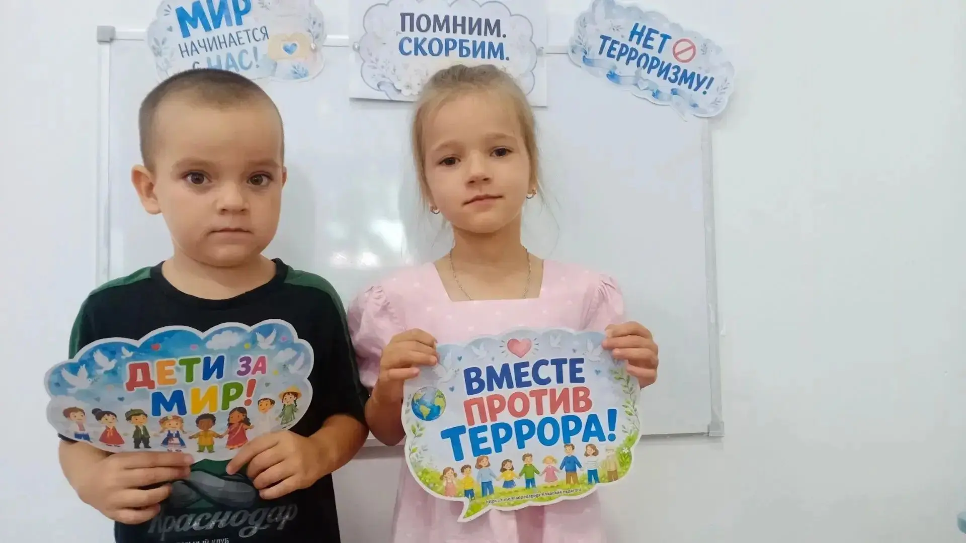 Сотрудники СКК х. Новопокровского организовали и провели информационный час "День борьб...