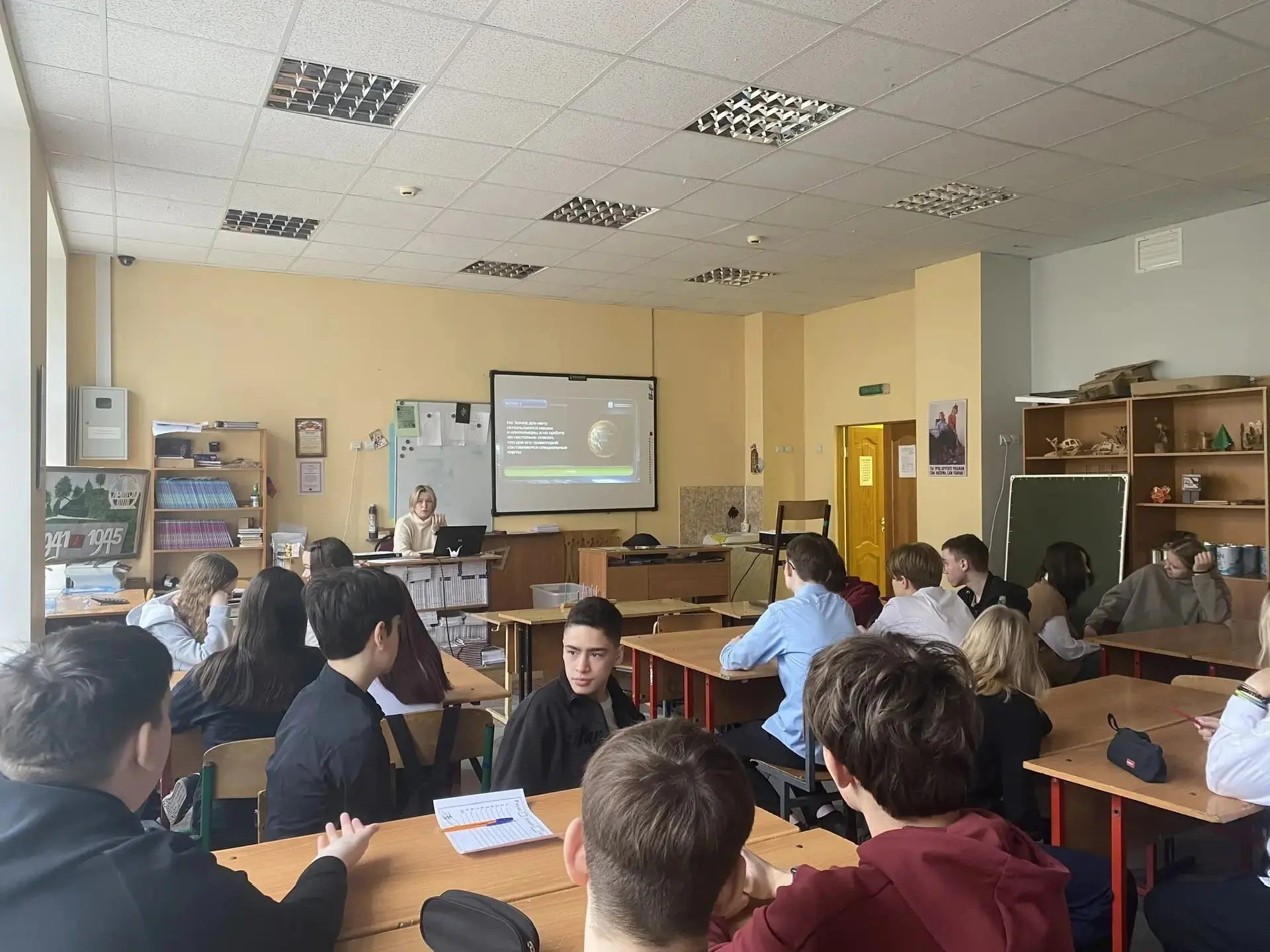 Космический баттл в 5-8 классах! В нашей школе прошёл интеллектуальный квиз, посвящённый Дню космона