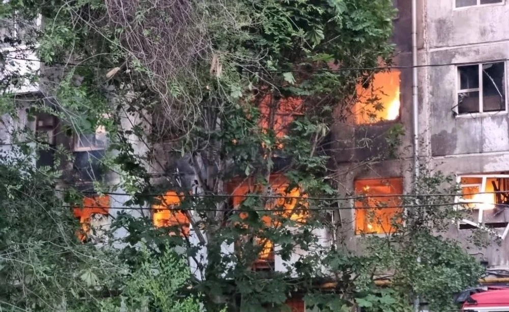 жуткие кадры с места. 
Предварительно взрыв газа в Самаре. 

— Всё произошло быстро. Кого-то вынесли