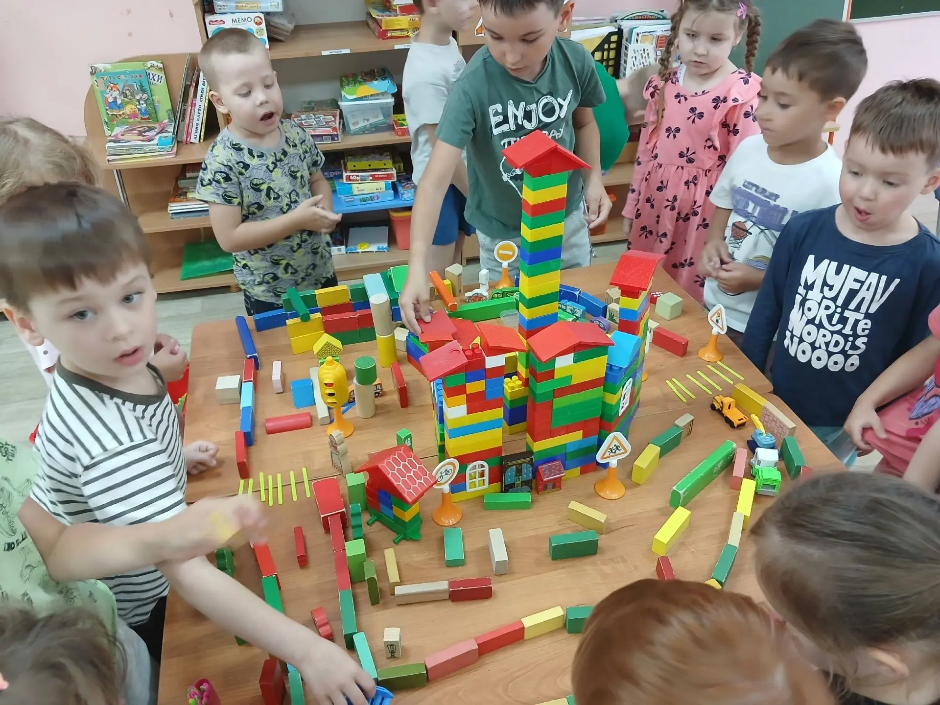 🌈Под девизом «Мы за безопасное движение и правила учим без возражения!» формируем у воспитанников г