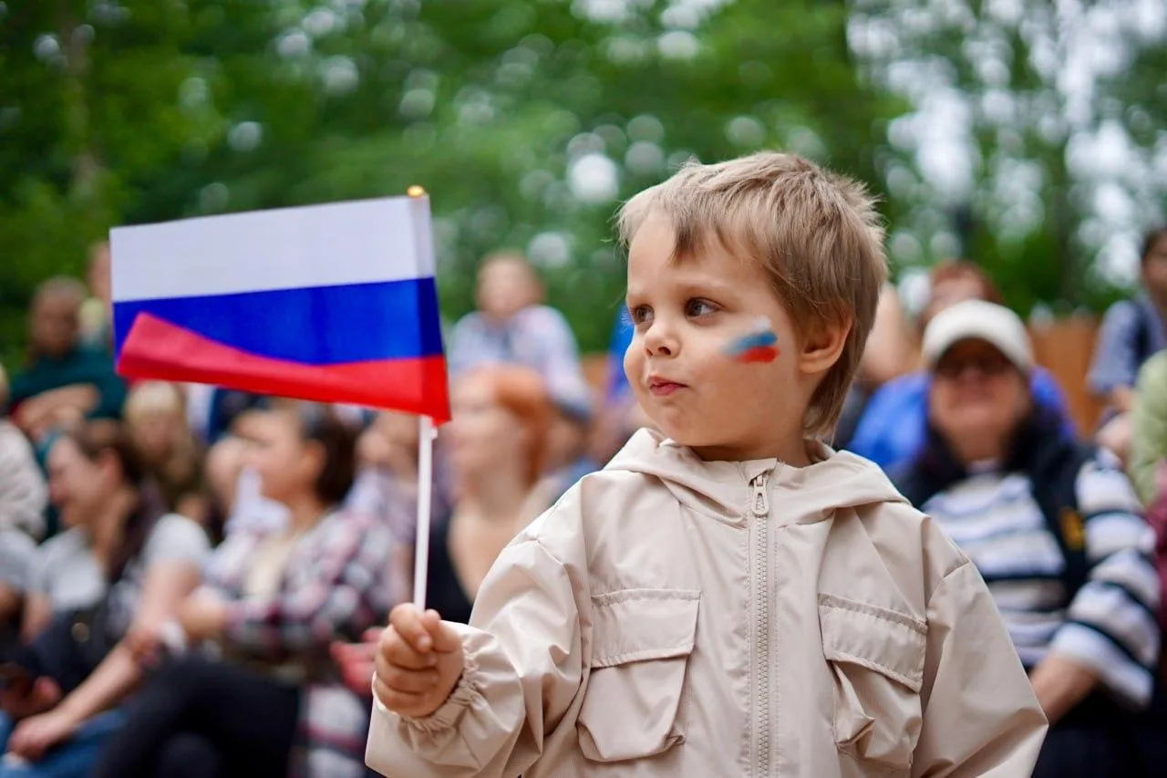 Дорогие жители, поздравляю вас с Днем России!

Этот праздник объединяет всех, кто любит свою страну,
