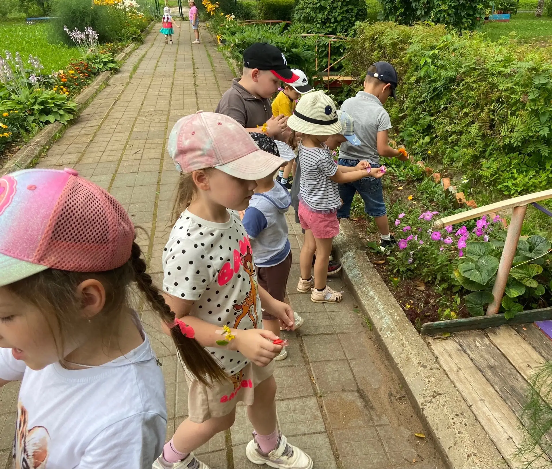 «Цветочные браслеты»🌺🌼🌸
На прогулке в группе «Барбарики» дети увлеклись созданием необычных украш