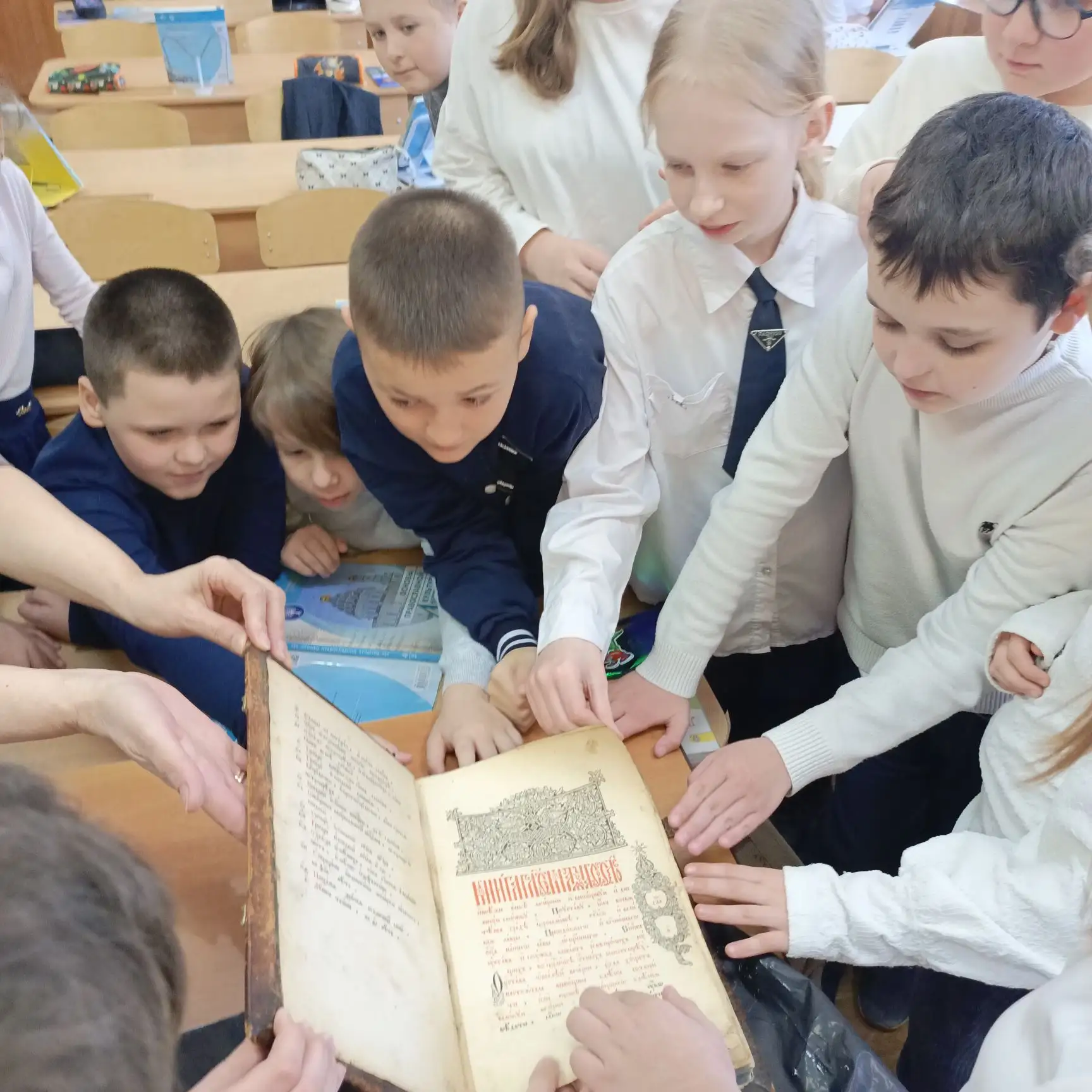 1 (14) марта 1564 года в Московском печатном дворе русским первопечатником диаконом Иваном Фёдоровым
