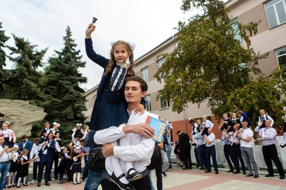 Друзья, сегодня мы поздравляем  всех школьников, их родителей и учителей с последним зв...