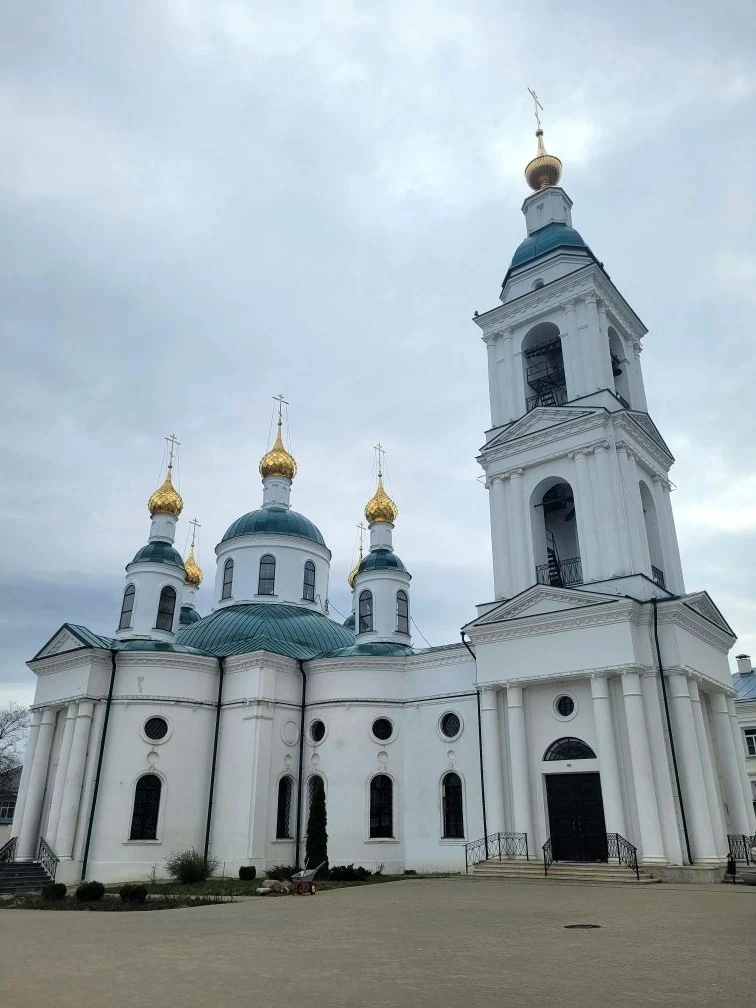 В Угличе несколько древних монастырей, больше всего мне понравился один из них. Тот, что расположен 