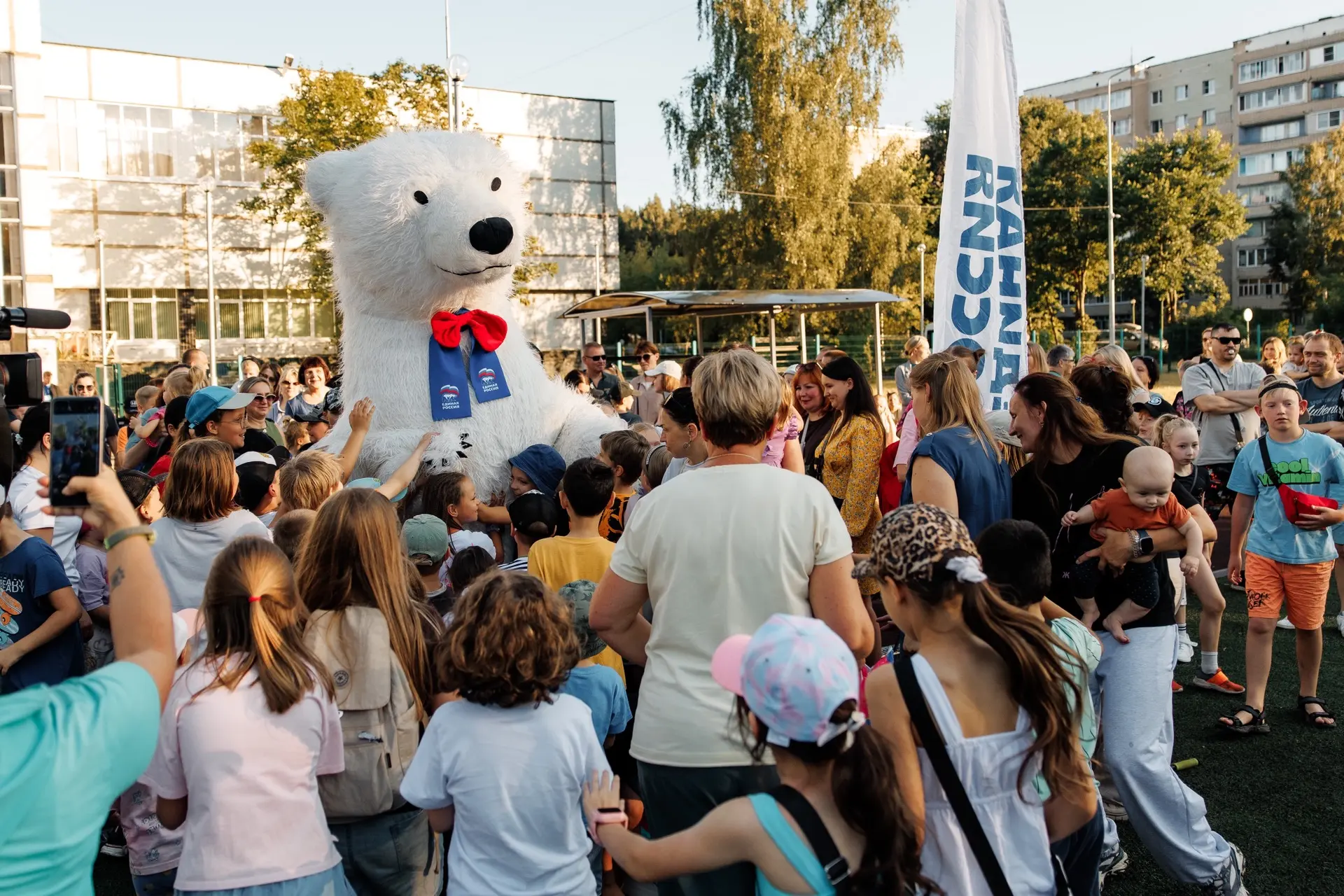 🐻‍❄️ Умка подарил дубненским семьям настоящий праздник!

На стадионе школы № 7 в рамках партийного 