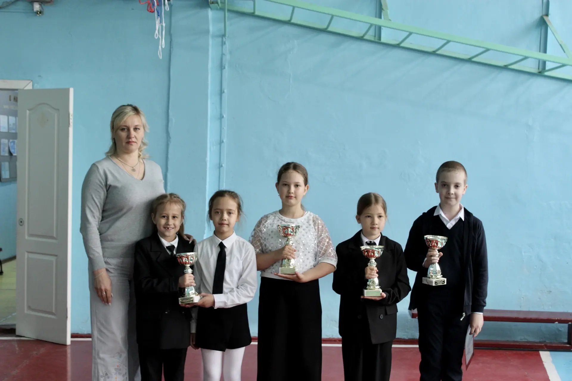 🎓 Сегодня в нашей школе прошли итоговые линейки, посвященные завершению учебного года! 🎓  Мы подвели