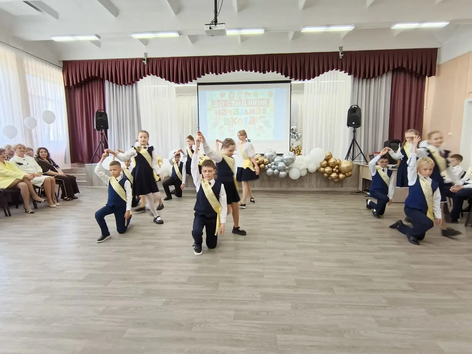 Прощай, начальная школа! В добрый путь, наши четвероклассники! 🎓🍂