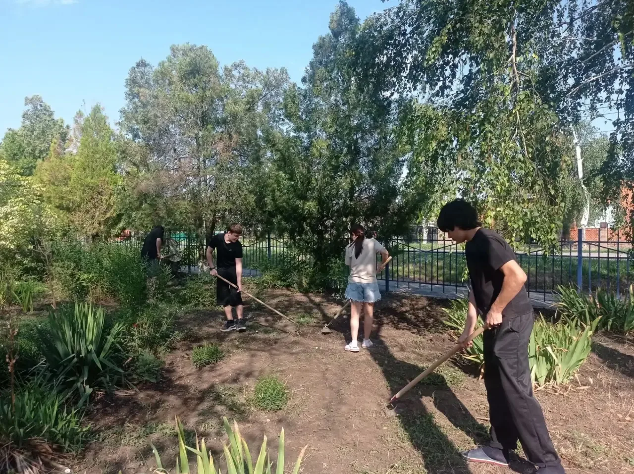 Кто сказал, что летом скучно? Не с нами! 😎

Продолжаем акцию «Парки Кубани» — делаем нашу школу чищ